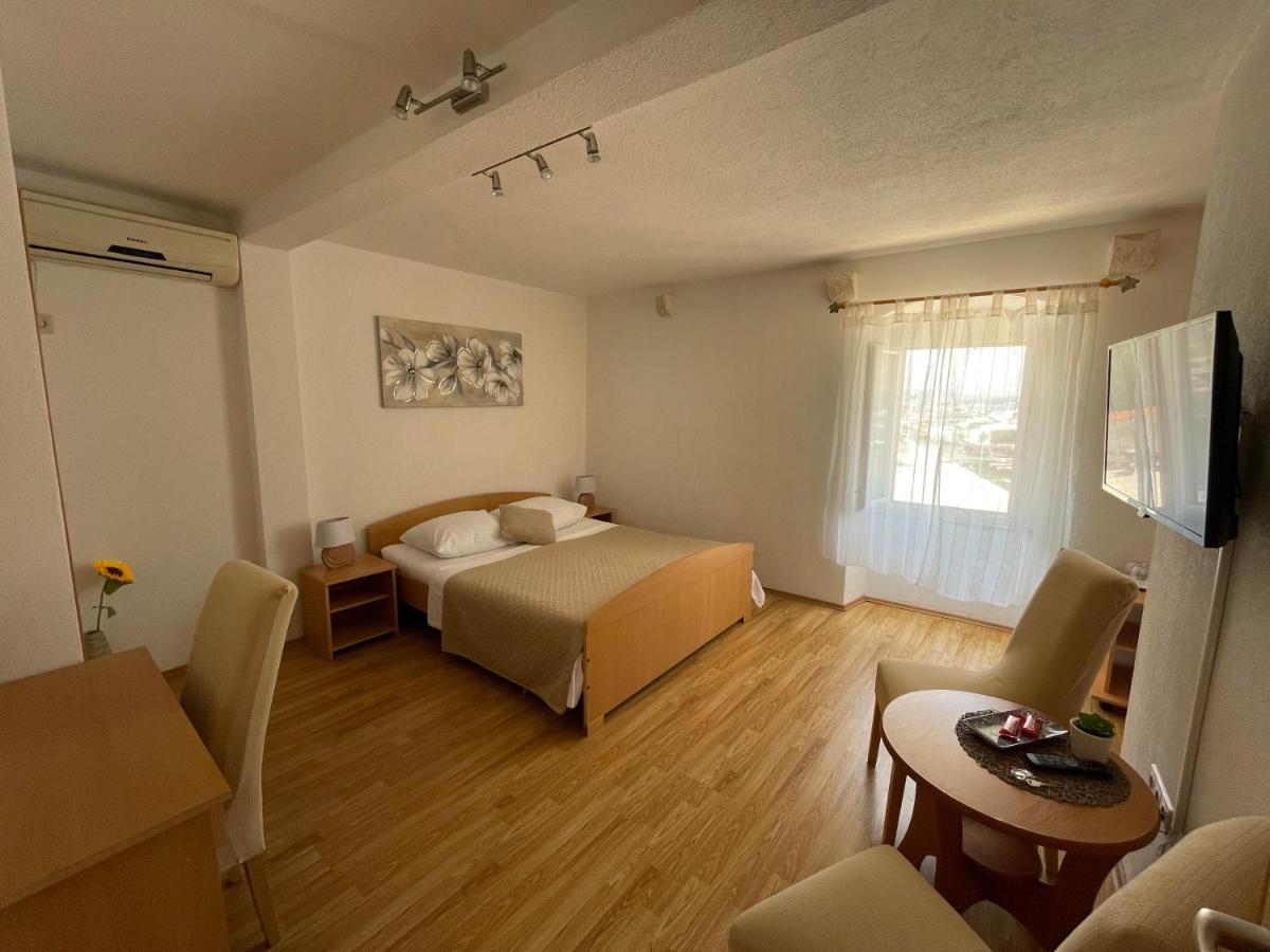 Apartment Room Parcina Трогир Экстерьер фото